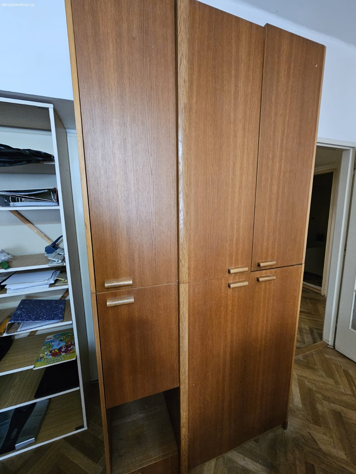 Obývací stěna. 2 části - velká a menší 

rozměry velká: šířka 288 cm, hloubka 43 cm, výška 240 cm

rozměry menší: šířka 126 cm, hloubka 43 cm, výška 240 cm