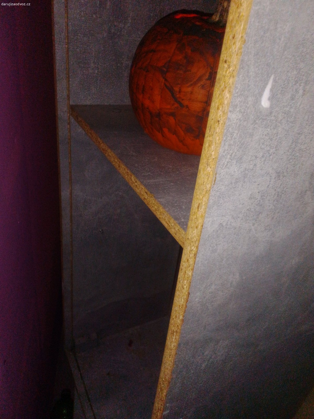 obývací stěna. dobrý den darují nebo vyměním za něco obývací stěnu 
vady tam jsou je to cca stará stěna 6 let 
ty vady jsou že tam v zadu za těmi horní mi není to dřevo vzadu ani na tom dole