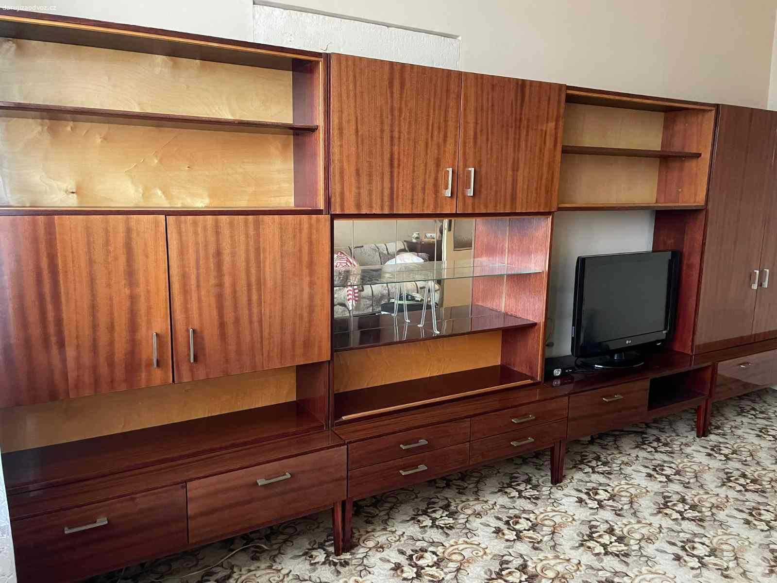 Obyváková stěna. Daruji obyvákovou retro stěnu v barvě mahagon, lakovaná. Výrobce Jitona, stáří 50 let. Stále v dobrém stavu. Šířka 440 cm. Pozůstalost.
Nachází se ve Znojmě.