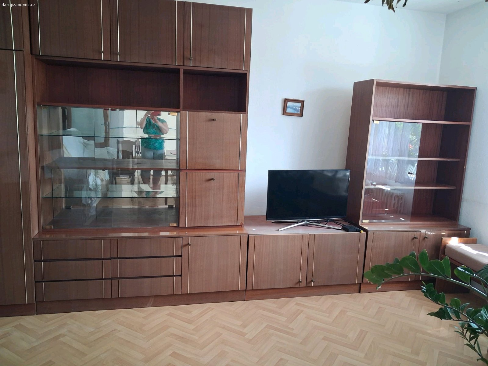 Obyvakova stěna. Za odvoz celá stěna bez TV.zachovala bez hrubých vad.