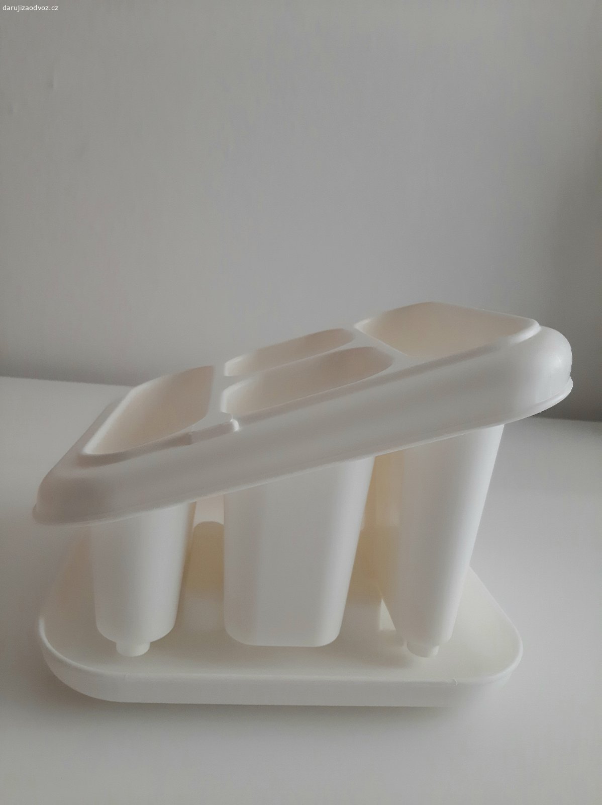 Odkapávač na příbory. Daruji plastový odkapávač na příbory. Šířka podmisky 16,5 cm, hloubka podmisky 17,5 cm, celková výška 13 cm. Málo používaný, výborný stav.
Předání Praha, Karlovo náměstí, vedle supermarketu Albert, mezi 17:00 a 20:00.
