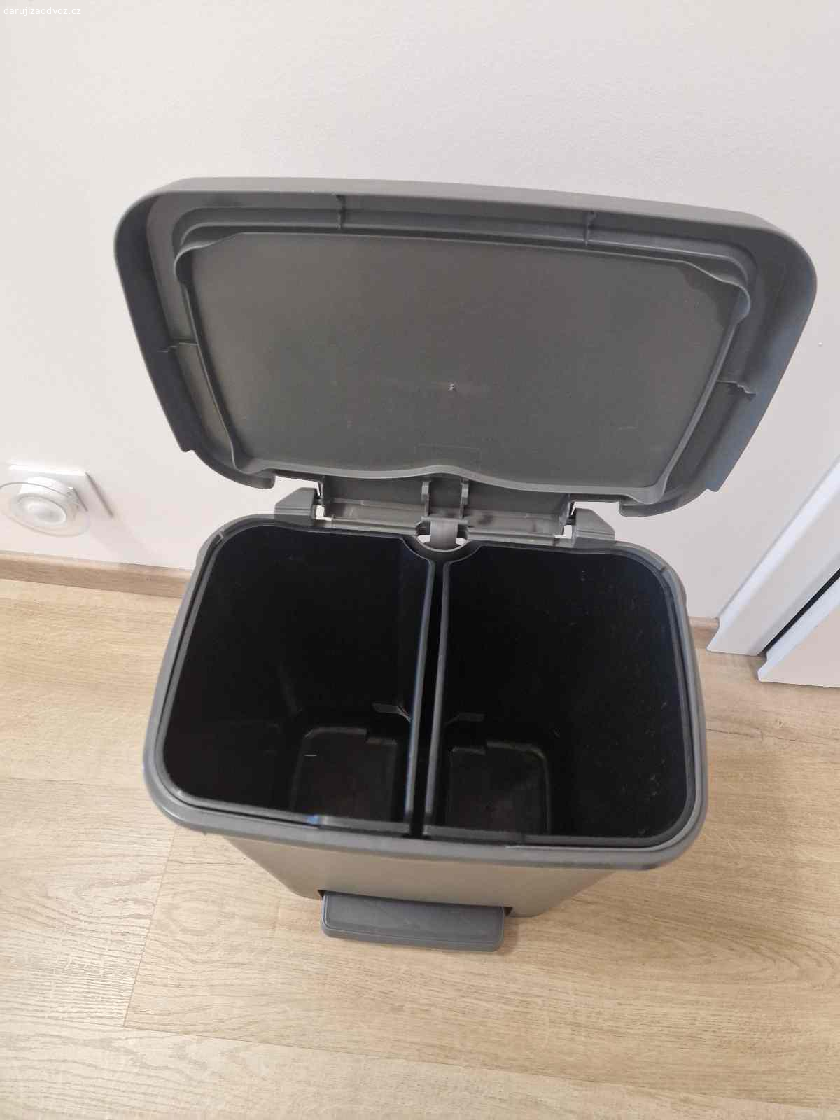 Odpadkový koš Ikea 2x12l. poškozený pedál (prasklý), funguje s menším omezením. Víko lze případně otevírat i manuálně, nebo lze alespoň využít vnitřní nádoby.

https://www.ikea.com/cz/cs/p/knoeckla-odpadkovy-kos-s-pedalkem-tmave-seda-90514095/#content
