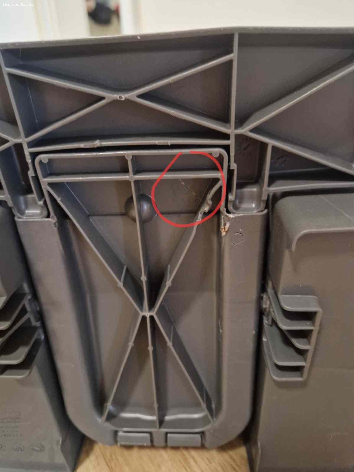 Odpadkový koš Ikea 2x12l. poškozený pedál (prasklý), funguje s menším omezením. Víko lze případně otevírat i manuálně, nebo lze alespoň využít vnitřní nádoby.

https://www.ikea.com/cz/cs/p/knoeckla-odpadkovy-kos-s-pedalkem-tmave-seda-90514095/#content