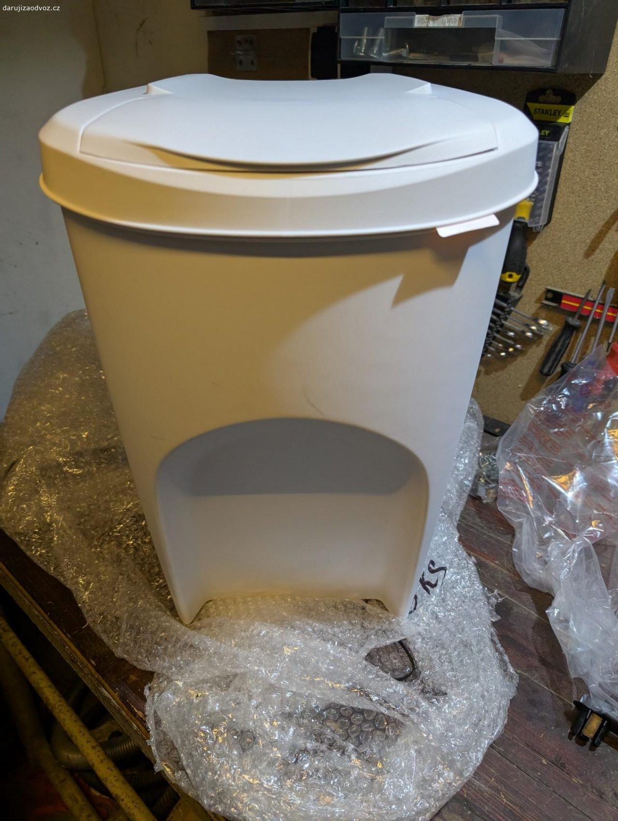 Odpadkový koš PROSPERPLAST. Odpadkový koš PROSPERPLAST Sortibox 1 × 35 l popelavý
Zcela nový, jen z důvodu špatné přepravy je dole prasklý. Viz foto.

Zaslání je možné