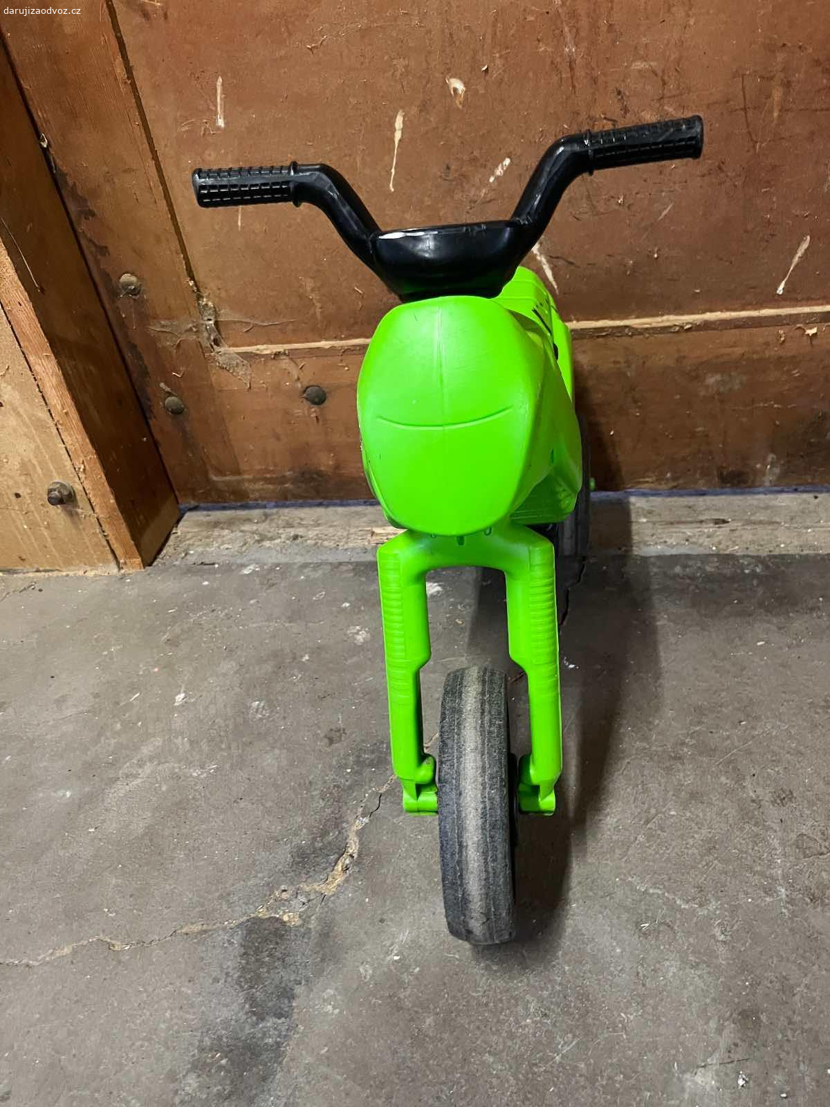 Odrážedlo. Je od barvy, samolepky už nemá, ale pořád se na ní dá skvěle lítat. Necháme za odvoz nebo něco dobrého pro prcky.
Neposílám