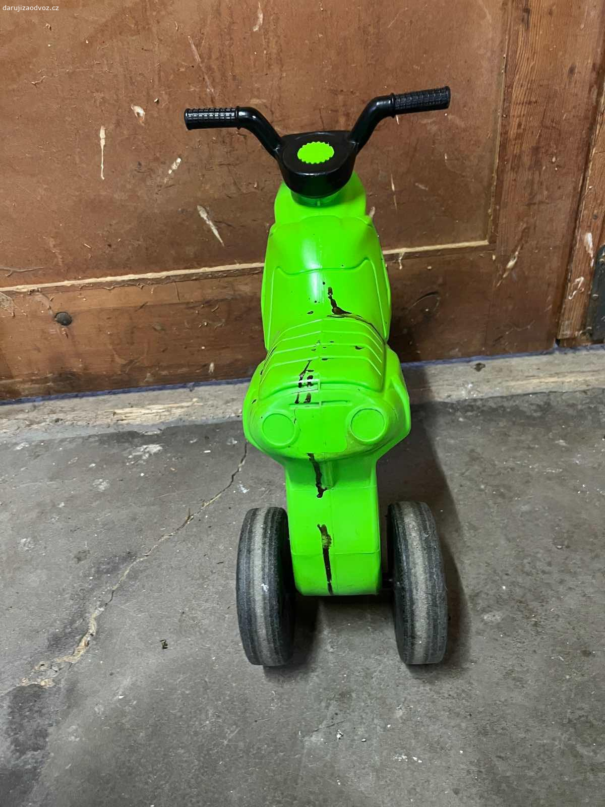 Odrážedlo. Je od barvy, samolepky už nemá, ale pořád se na ní dá skvěle lítat. Necháme za odvoz nebo něco dobrého pro prcky.
Neposílám