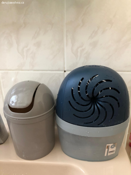 odvlhčovač a koš do koupelny