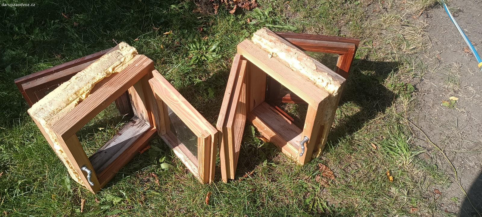 Okna dvojitá malá. použitá dvojitá okna, jedno ok, druhé ne