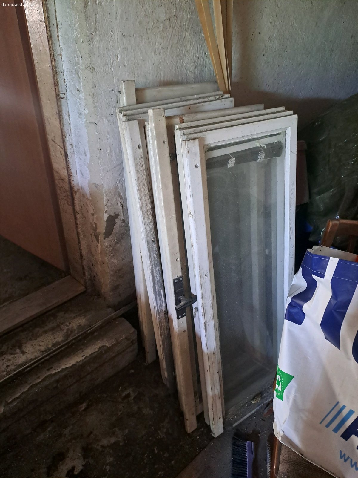 Okna. Daruji plastová okna - dvojskla a menší okenní tabule s dřevěnými rámy
