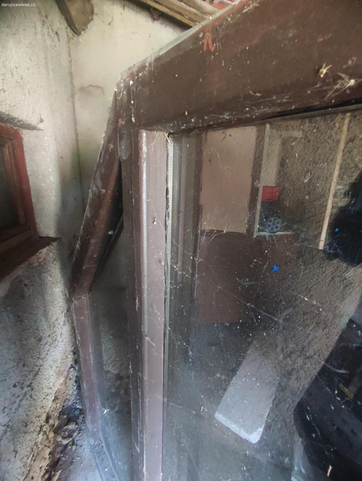 okno. Daruji za odvoz starší okno na půdu.