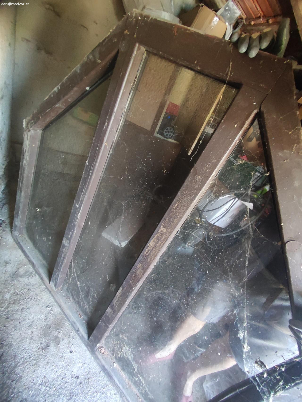okno. Daruji za odvoz starší okno na půdu.