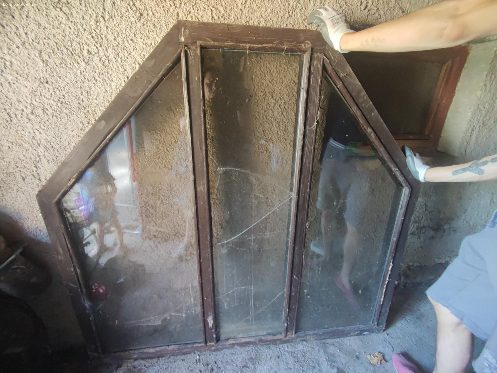 okno. Daruji za odvoz starší okno na půdu.