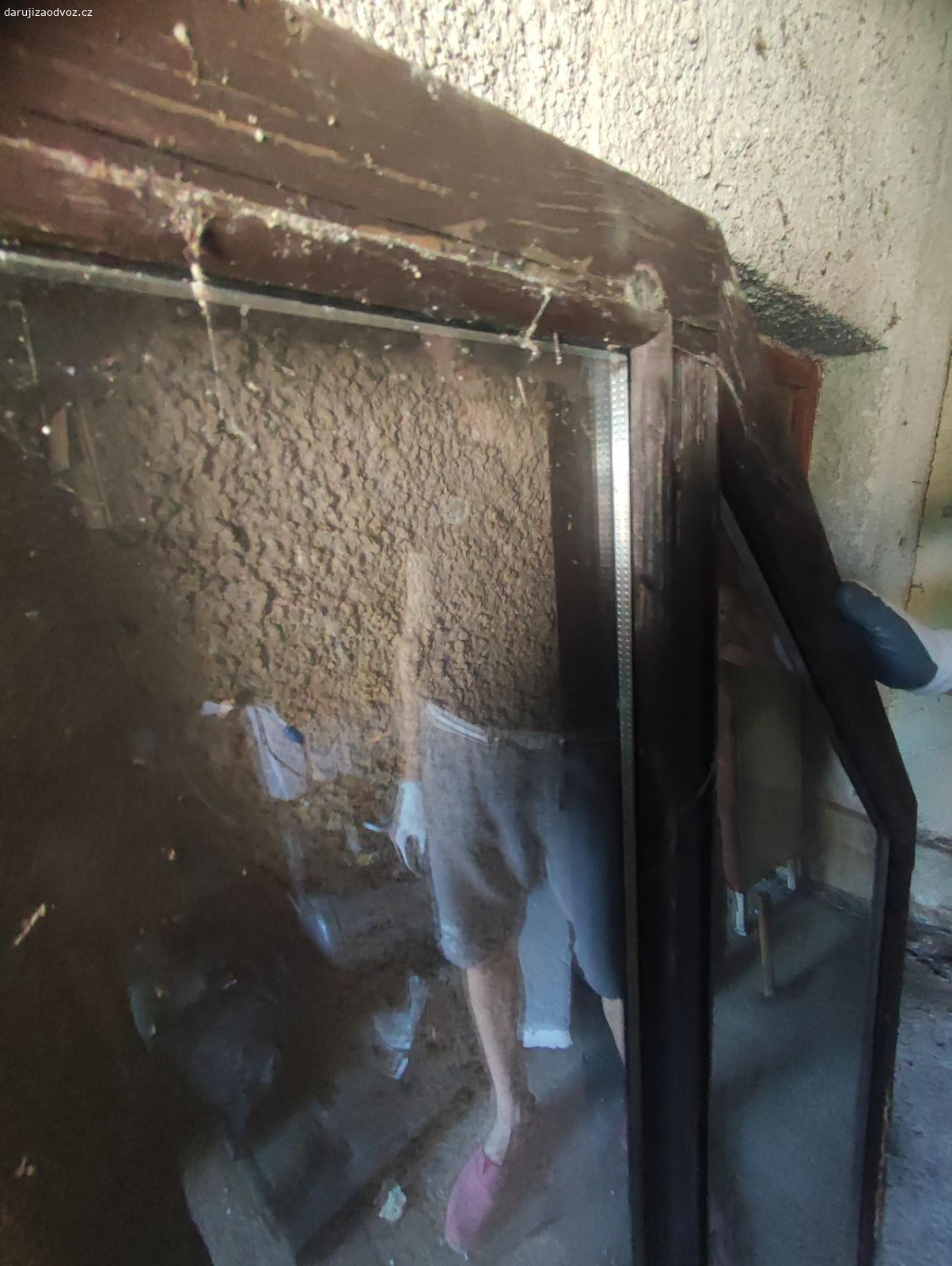okno. Daruji za odvoz starší okno na půdu.
