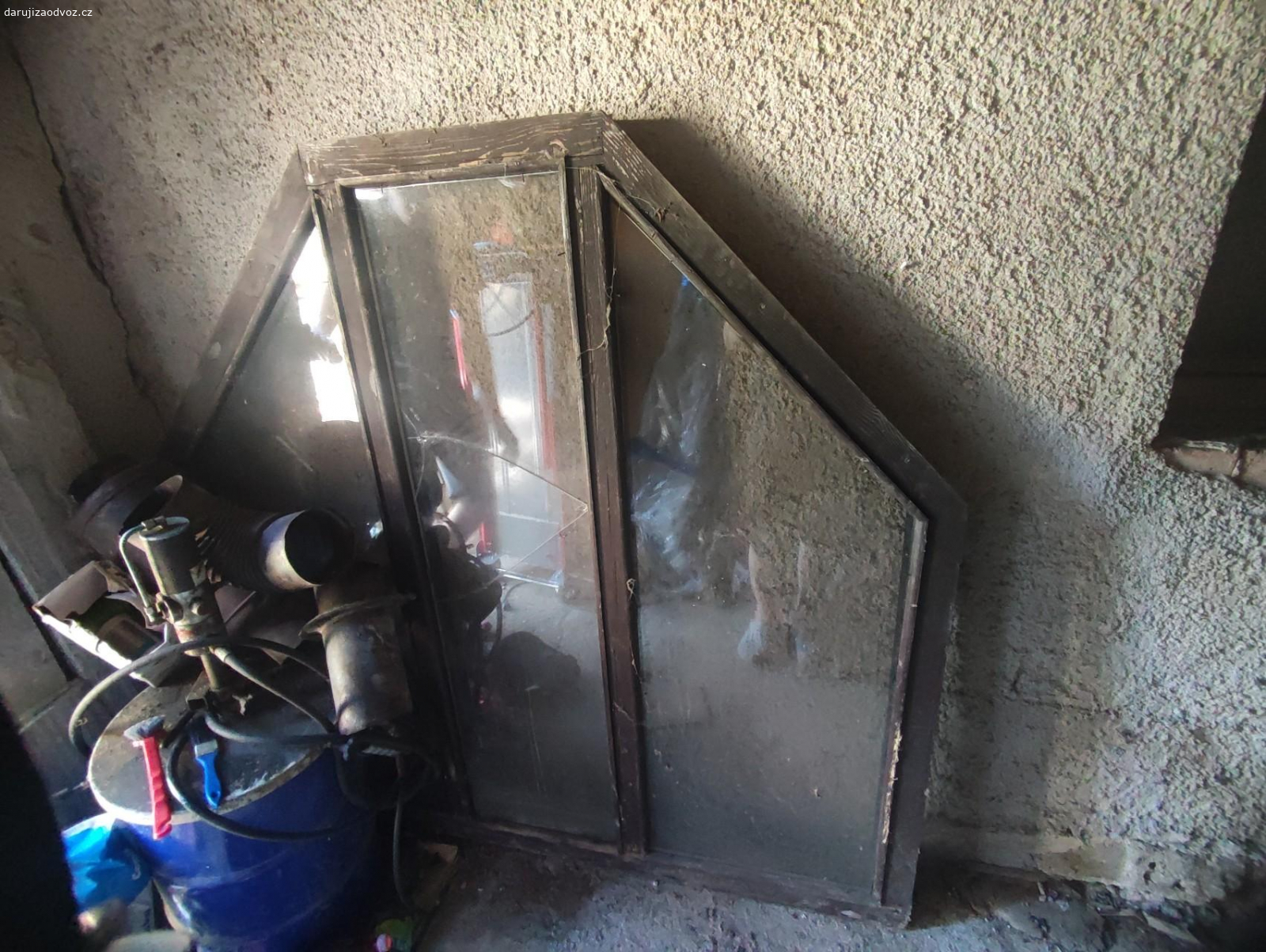 okno. Daruji za odvoz starší okno na půdu.