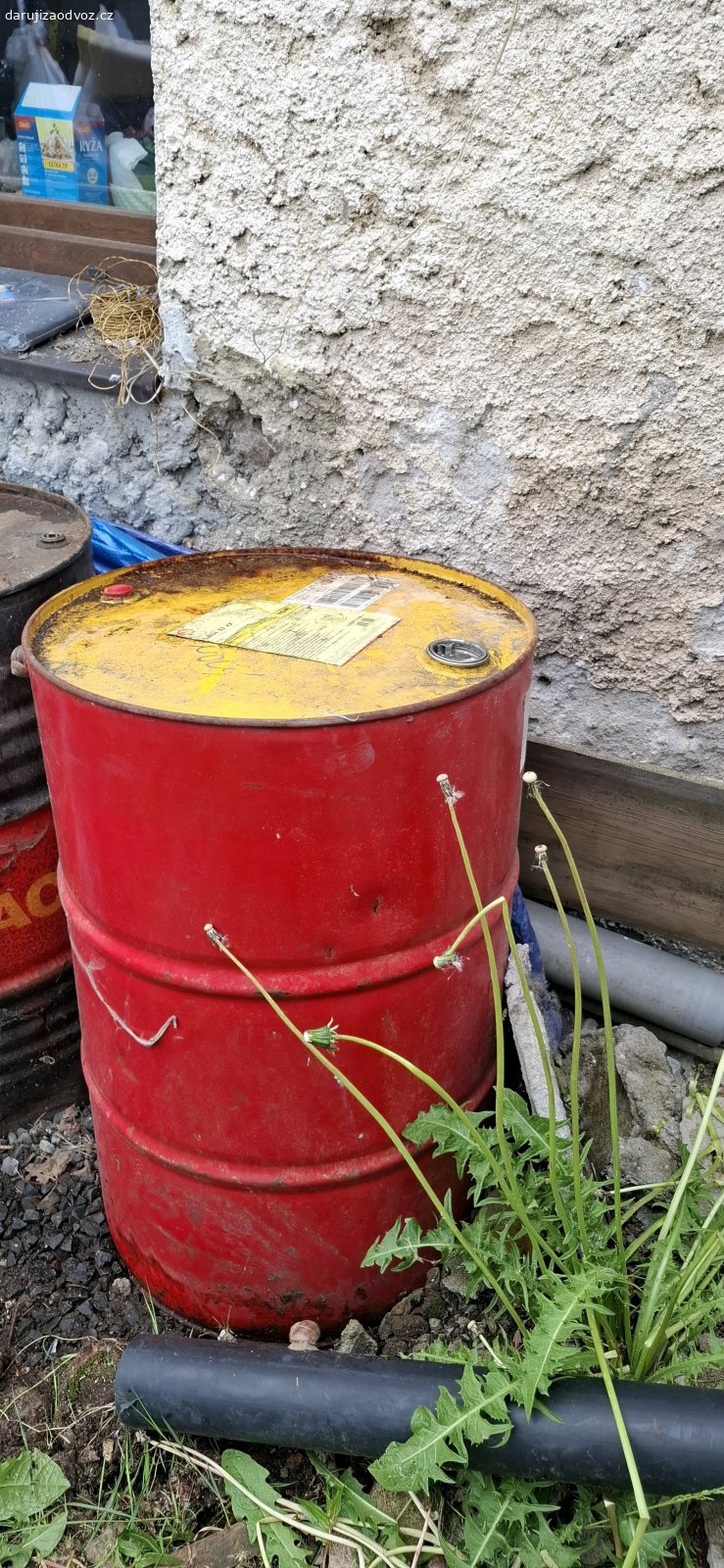 Olej. Za odvoz 2 sudy po 200 litrech pravdepodobne hydraulickeho oleje. Je cisty. Nepouzivany. K dispozici dnes a zitra.