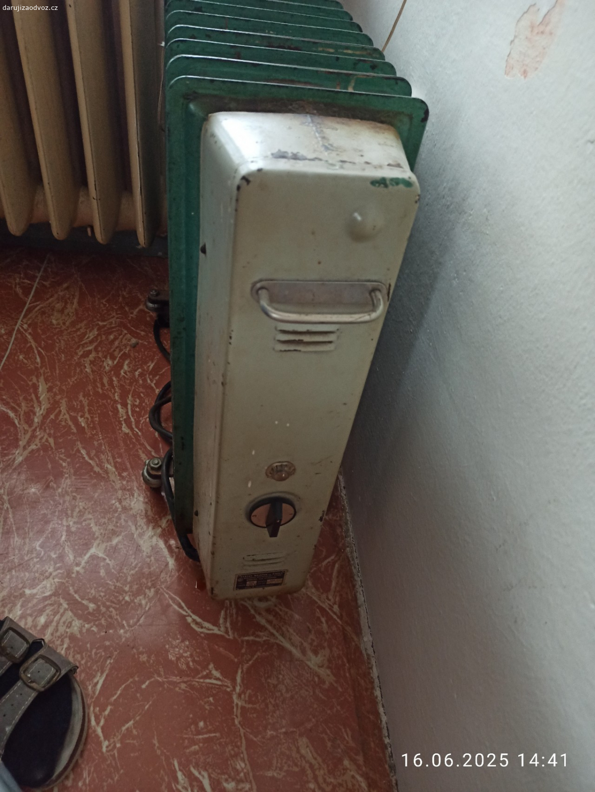 Olejový radiátor. Daruji funkční olejový radiátor na kolečkách. Starší, ale funkční. Pouze neznatelně protéká.