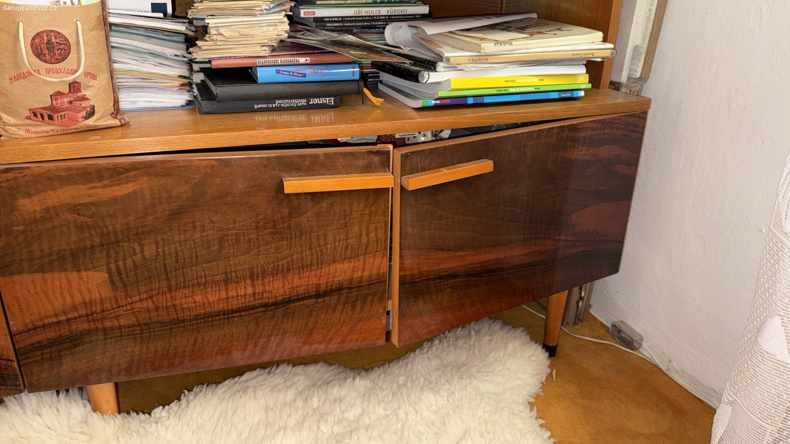 Obýváková stěna se skříní. skříň š 100 cm x výška ca 165 cm, stěna ca 350 cm šířka