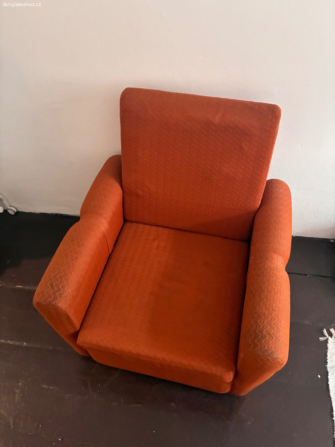 Oranžové křeslo vintage