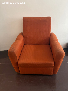 Oranžové křeslo vintage