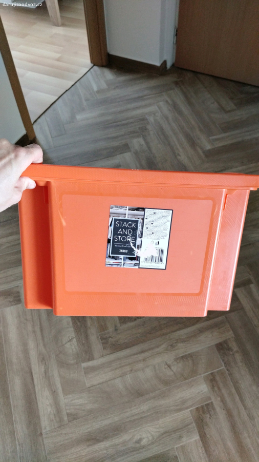 oranžový plastový box