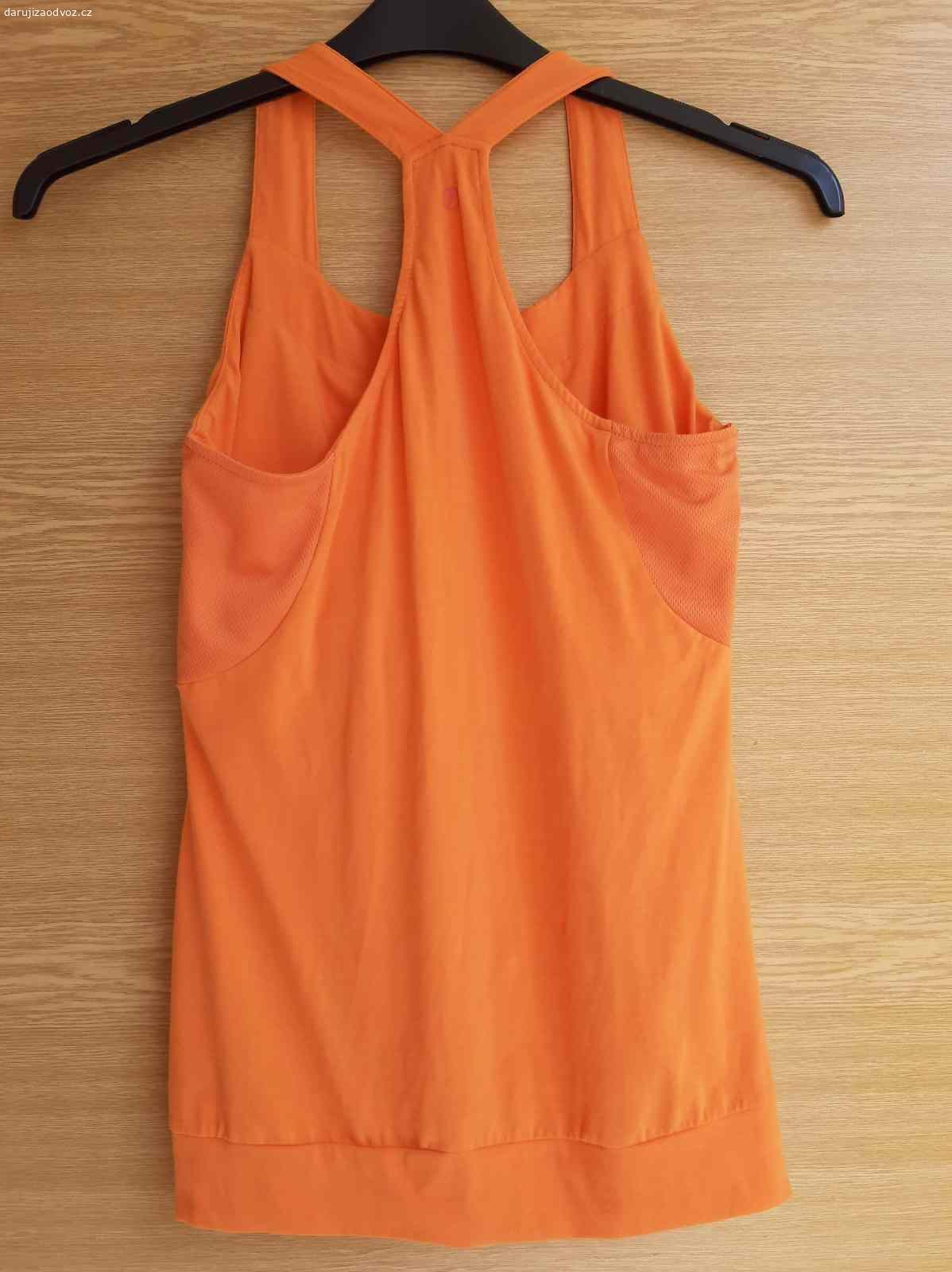 Oranžový sportovní top Reserved, vel. M. Daruji oranžový sportovní top značky Reserved, velikost M. Nenošený, výborný stav. Uvedené rozměry měřeny plošně a jsou spíše orientační, je to strečový materiál.
Předání Praha, Karlovo náměstí, vedle prodejny Albert, mezi 17:00 a 20:00.