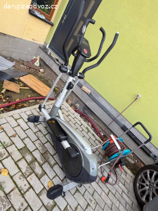 Orbitrek stoji venku