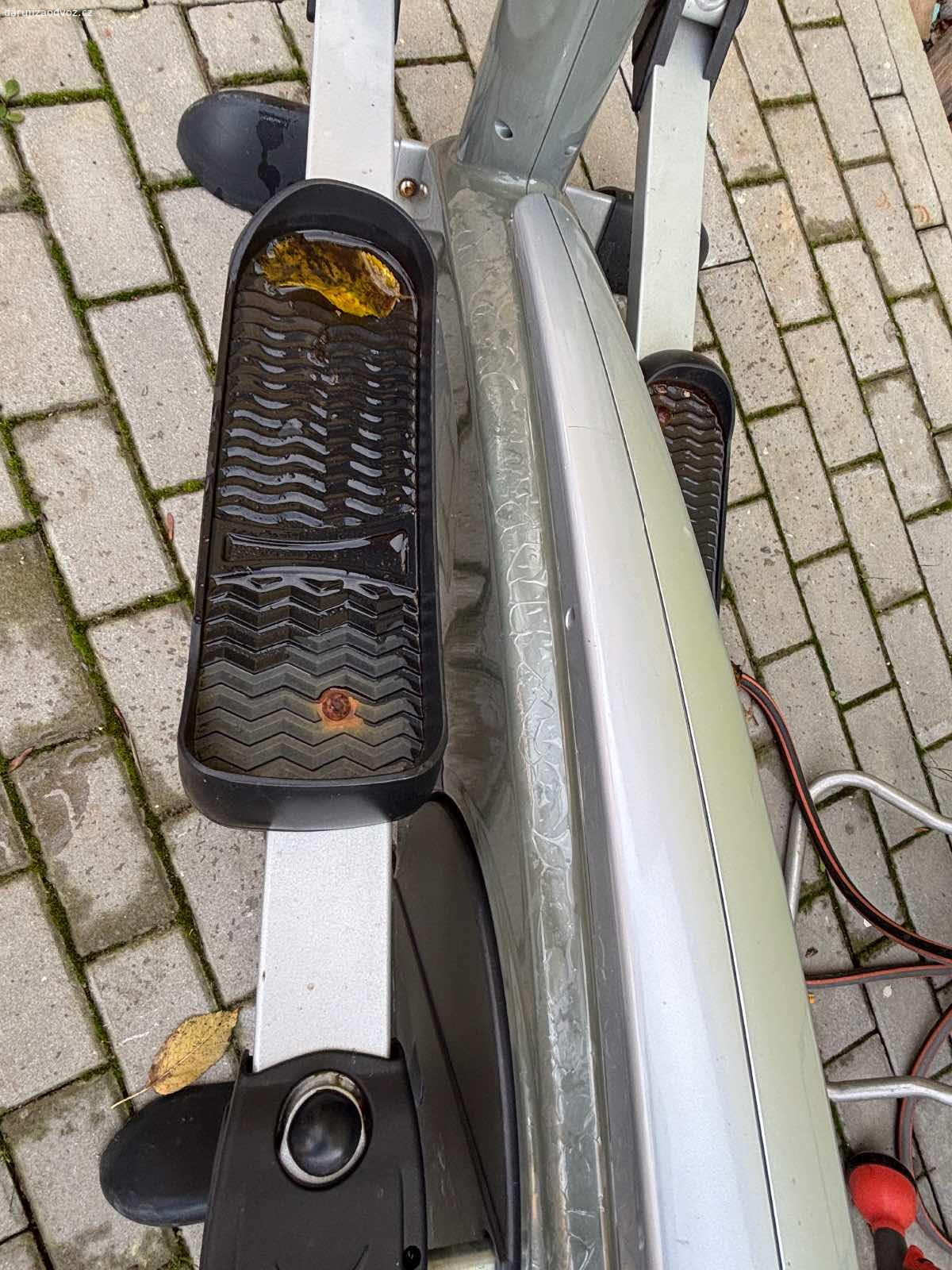 Orbitrek stoji venku. Daruji za odvoz, stav viz foto. prosim piste sms. Vyzvednuti kdykoliv a co nejdrive Hostivice.