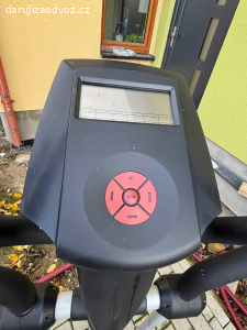 Orbitrek stoji venku