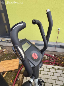 Orbitrek stoji venku