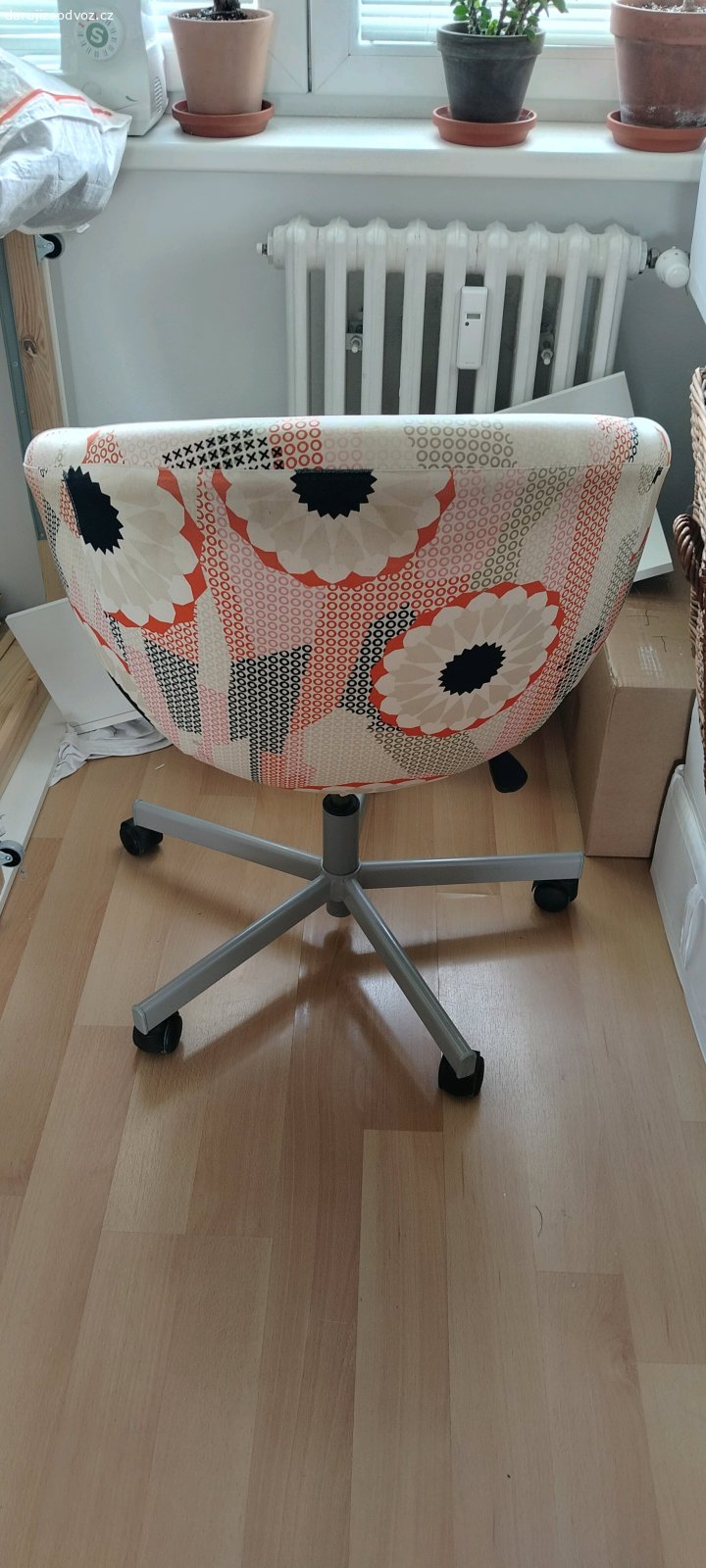 otočná židle na kolečkách. potrebuje vyčistiť ale inak je plne funkčná