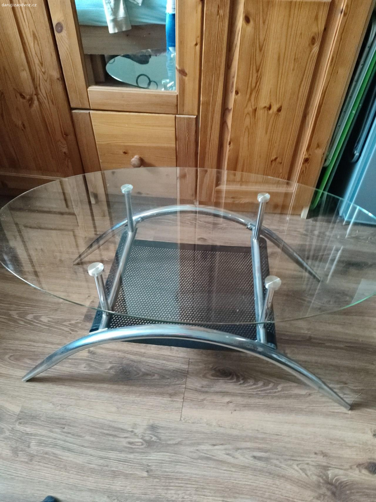 Daruji oválný konferenční stolek. Stolek sklo+ hliník. Nepoškozený.
Výška 40cm, rozměry skla 100x60 cm.