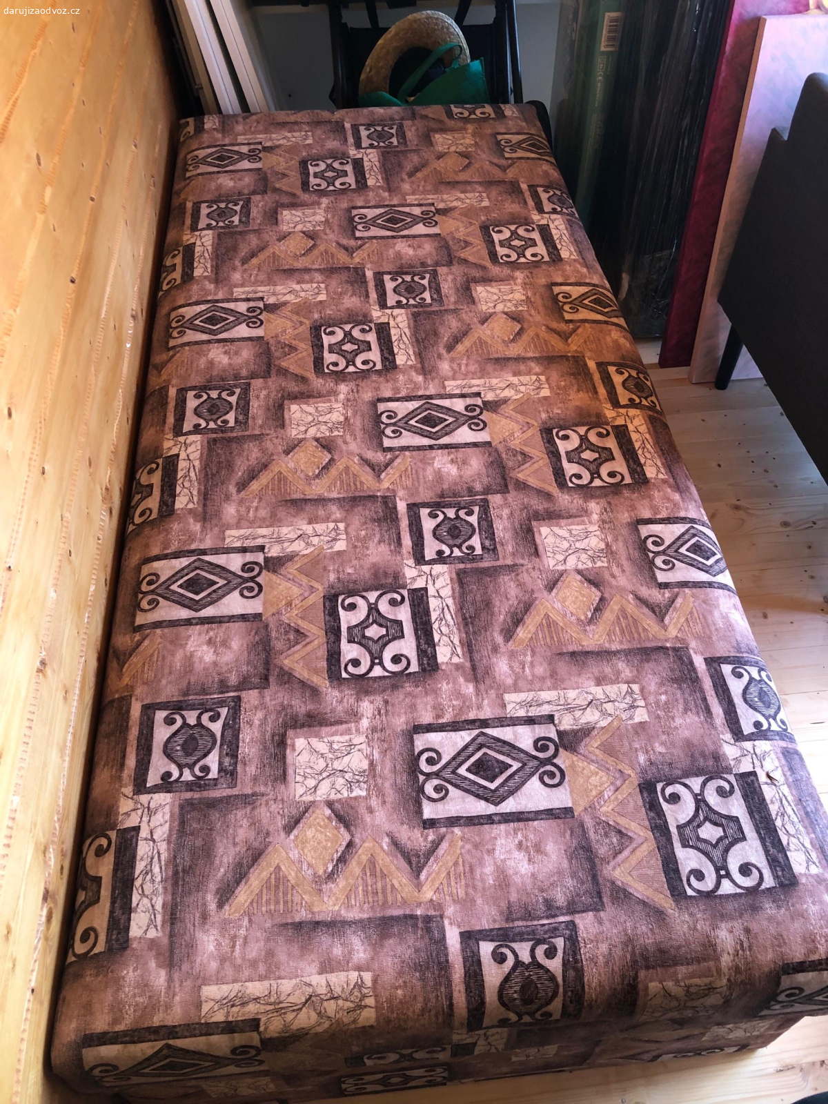 palanda s uloženým prostorem. daruji za odvoz palandu