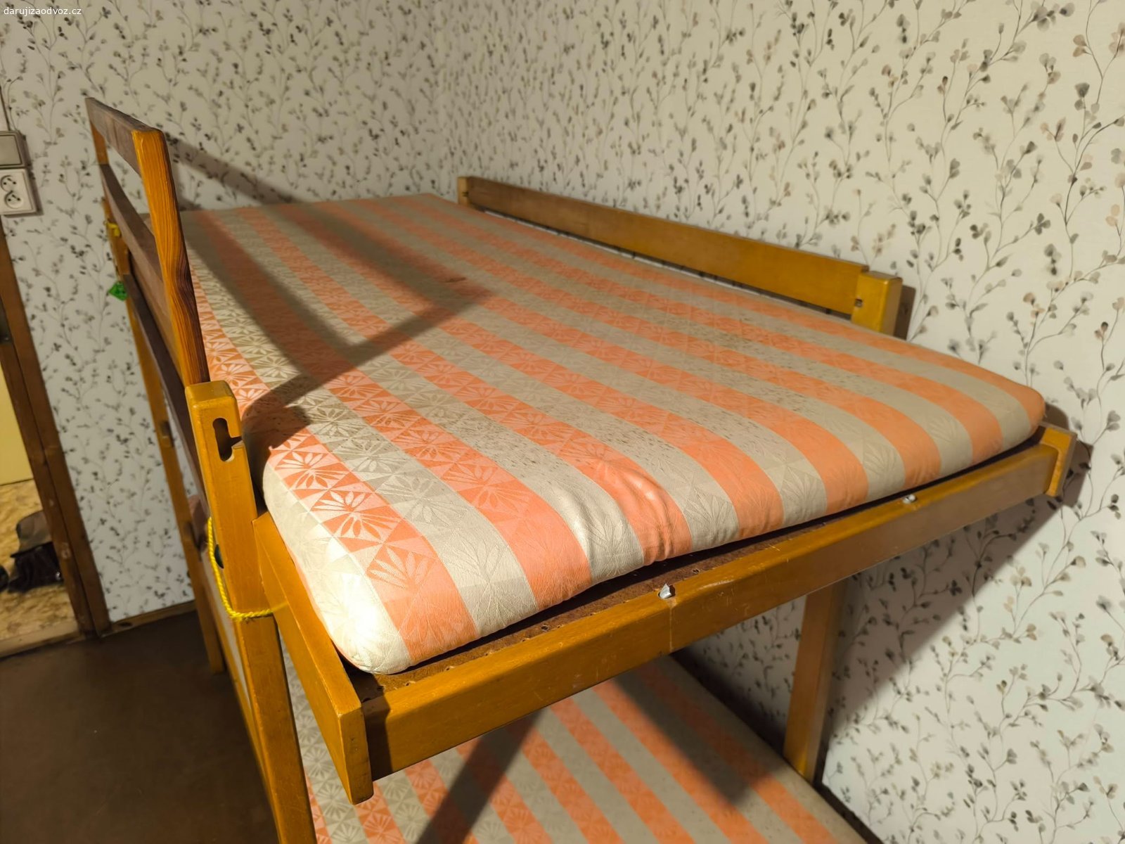 Palanda. Nabízím za odvoz palandu, lůžko 195,7 x 83,2 , výška 132cm.