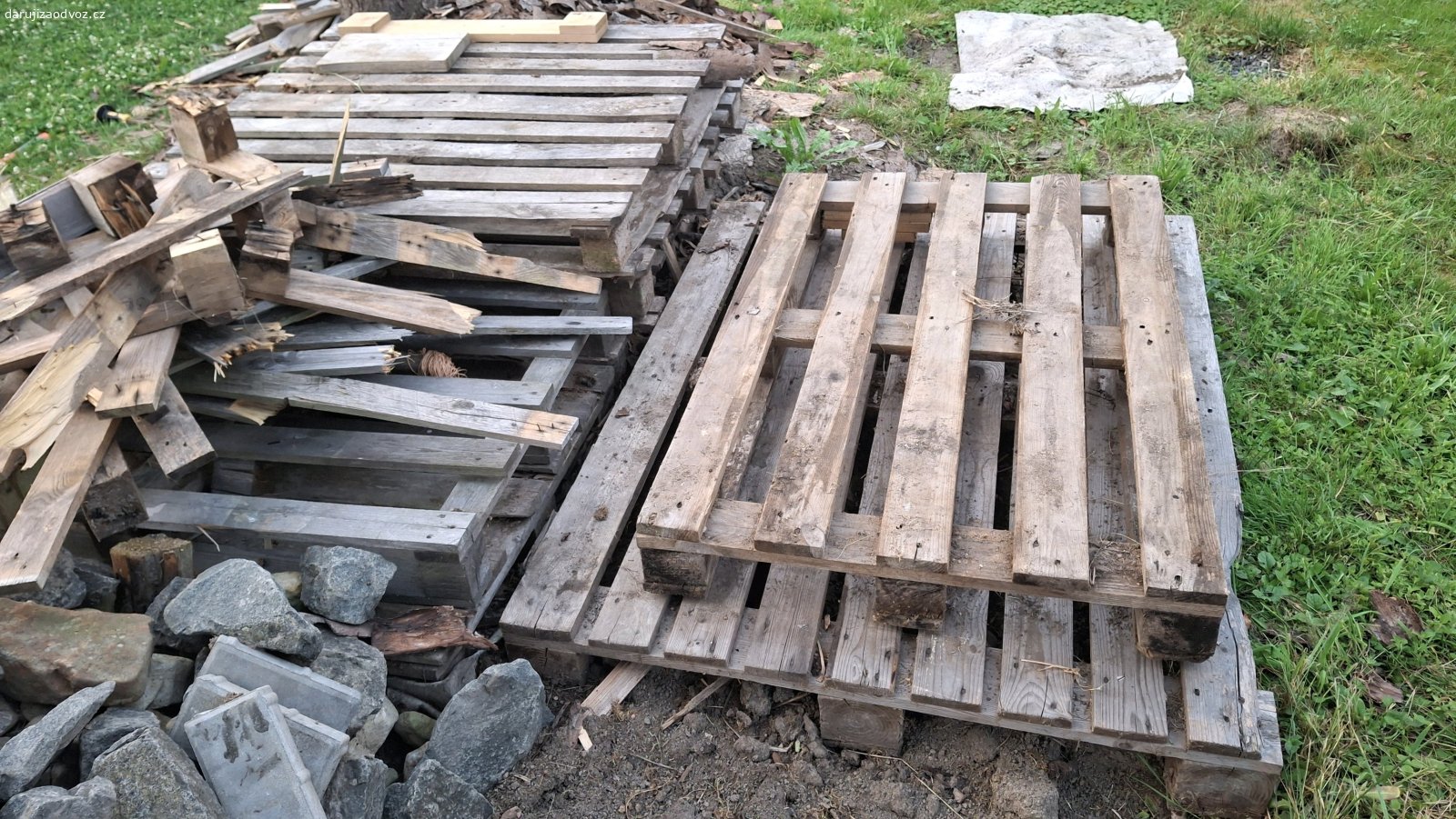 Palety za odvoz. Přenechám 7ks dřevěných palet v různé kondici + přidám špalek na štípání průměr 50 a výška cca 100cm.