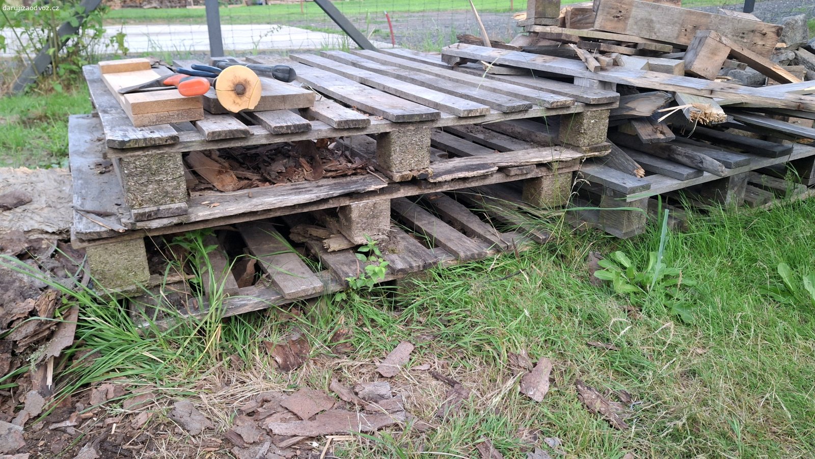 Palety za odvoz. Přenechám 7ks dřevěných palet v různé kondici + přidám špalek na štípání průměr 50 a výška cca 100cm.