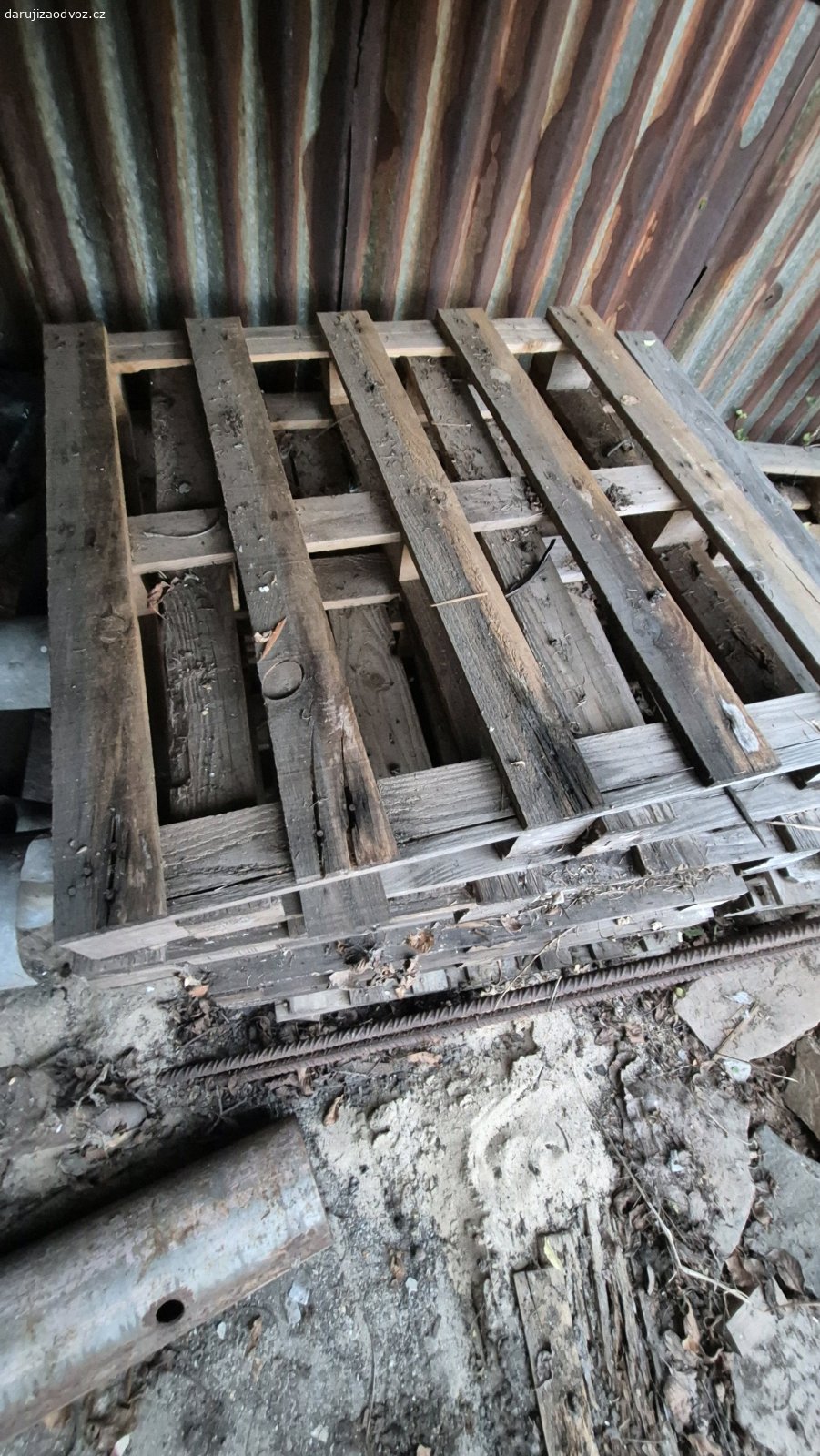 palety. Daruji palety na spálený 
cca 20ks rozměry 100x100cm