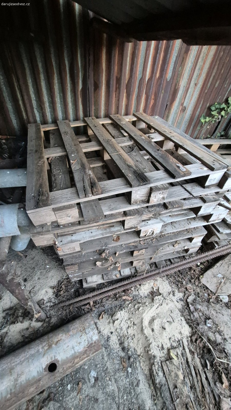 palety. Daruji palety na spálený 
cca 20ks rozměry 100x100cm
