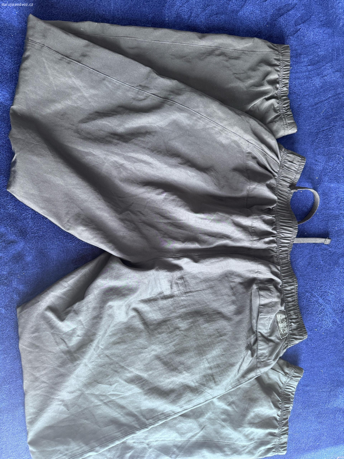 pánské Nike kalhoty. vel L, zapínání dole na nohách, nošené sezonu, nekomu udělají jeste radost 
osobní předání - poprosím Colu zero lahev anebo zásilkovna komplet 120,-