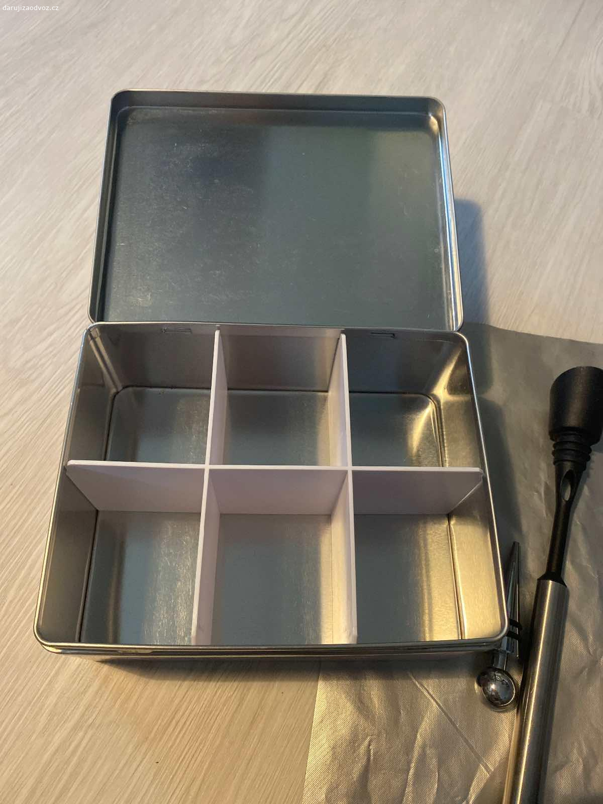 Pár věcí do kuchyně. Dóza na čaje, nepřilnavá podložka na pečení, dóza na máslo, odkládací misky na vařečku, stojan na utěrky, příborník, sada na chlazení vína