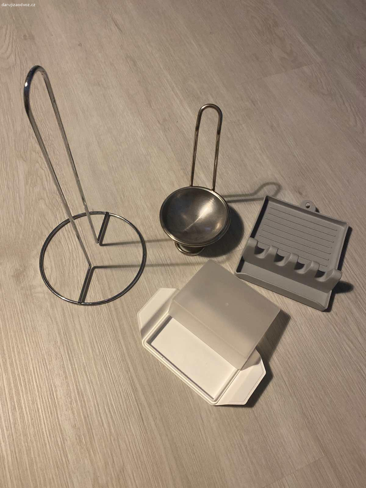 Pár věcí do kuchyně. Dóza na čaje, nepřilnavá podložka na pečení, dóza na máslo, odkládací misky na vařečku, stojan na utěrky, příborník, sada na chlazení vína