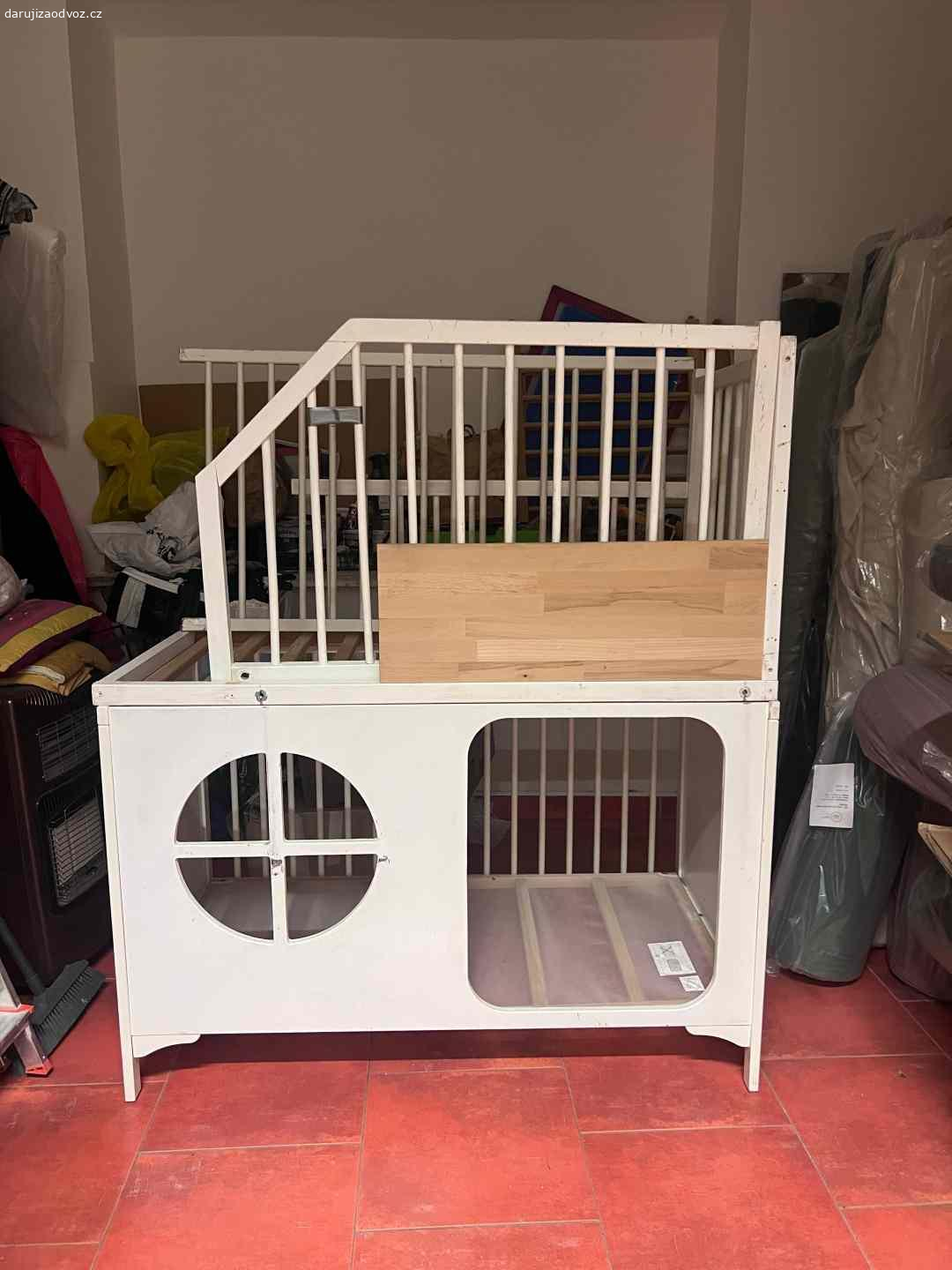 Pár věcí. 1) dětská židlička
2) kuchyňka
3) Postýlka Ikea upravená jako palanda pro 2 mrňousky
4) skluzavka
5) varná deska, funkční ale kousek je uštípnutý