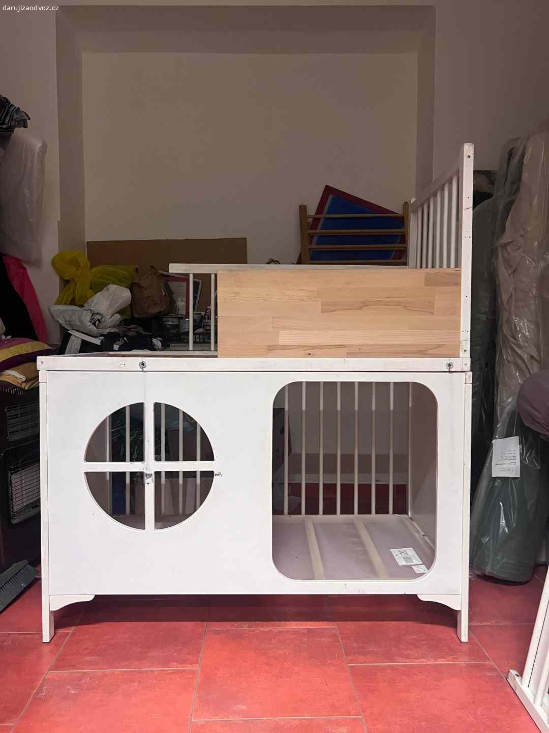 Pár věcí. 1) dětská židlička
2) kuchyňka
3) Postýlka Ikea upravená jako palanda pro 2 mrňousky
4) skluzavka
5) varná deska, funkční ale kousek je uštípnutý