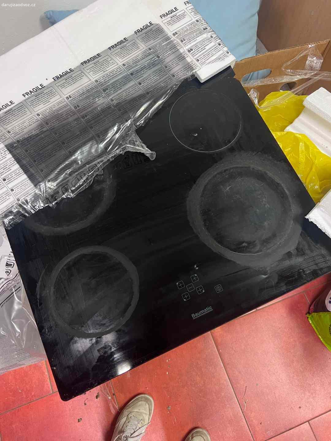 Pár věcí. 1) dětská židlička
2) kuchyňka
3) Postýlka Ikea upravená jako palanda pro 2 mrňousky
4) skluzavka
5) varná deska, funkční ale kousek je uštípnutý