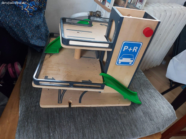 Parkovací dům k dřevěným kolejím