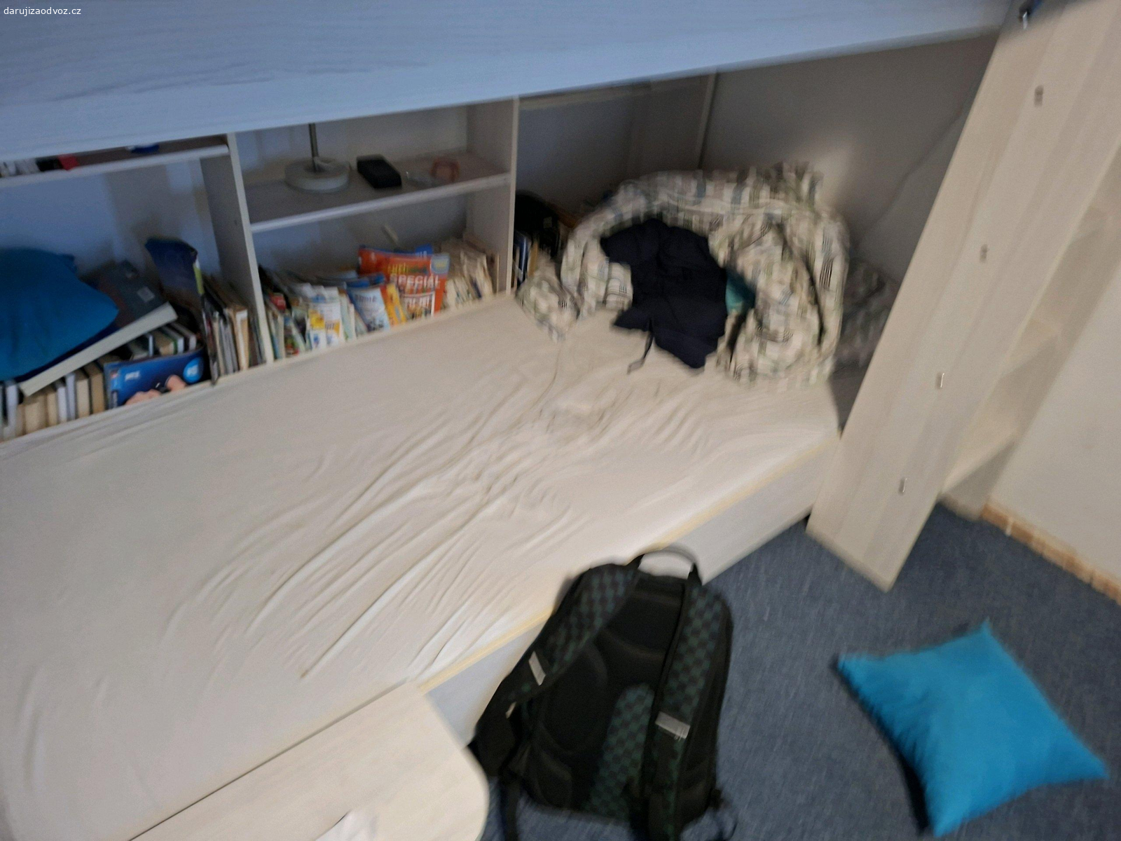 Patrová postel. Je to kvalitní a stabilní kus nábytku z Nábytku Aldo. Nosnost obou pater je 100 kg. Délka je 200 cm.Součástí jsou police, schůdky.
Můžeme i přidat matrace. Ideální je, aby si zájemce postel sám rozložil, mohu pomoct. ODBĚR MOŽNÝ OD 4.4.