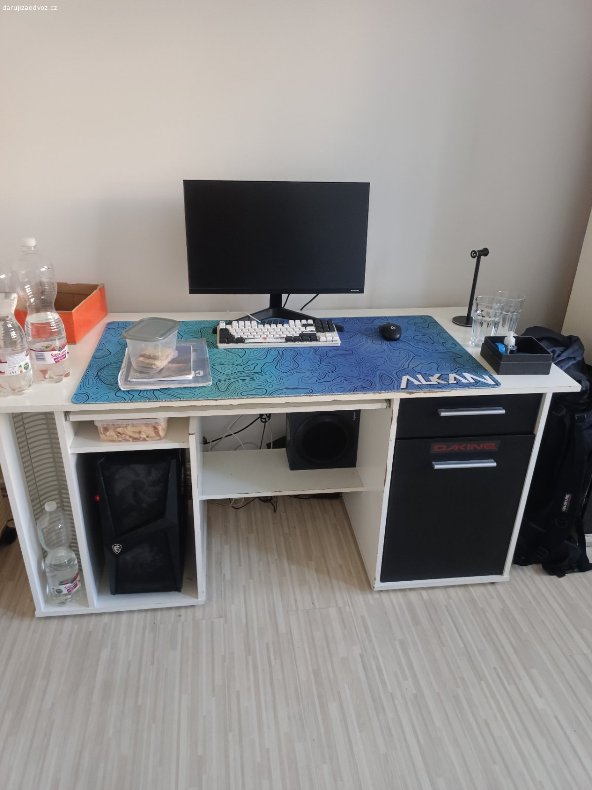 PC stůl a skříň. darujem za třeba čokoládu tento ještě slušný stůl a skříň na oblečení. předání po dohodě.