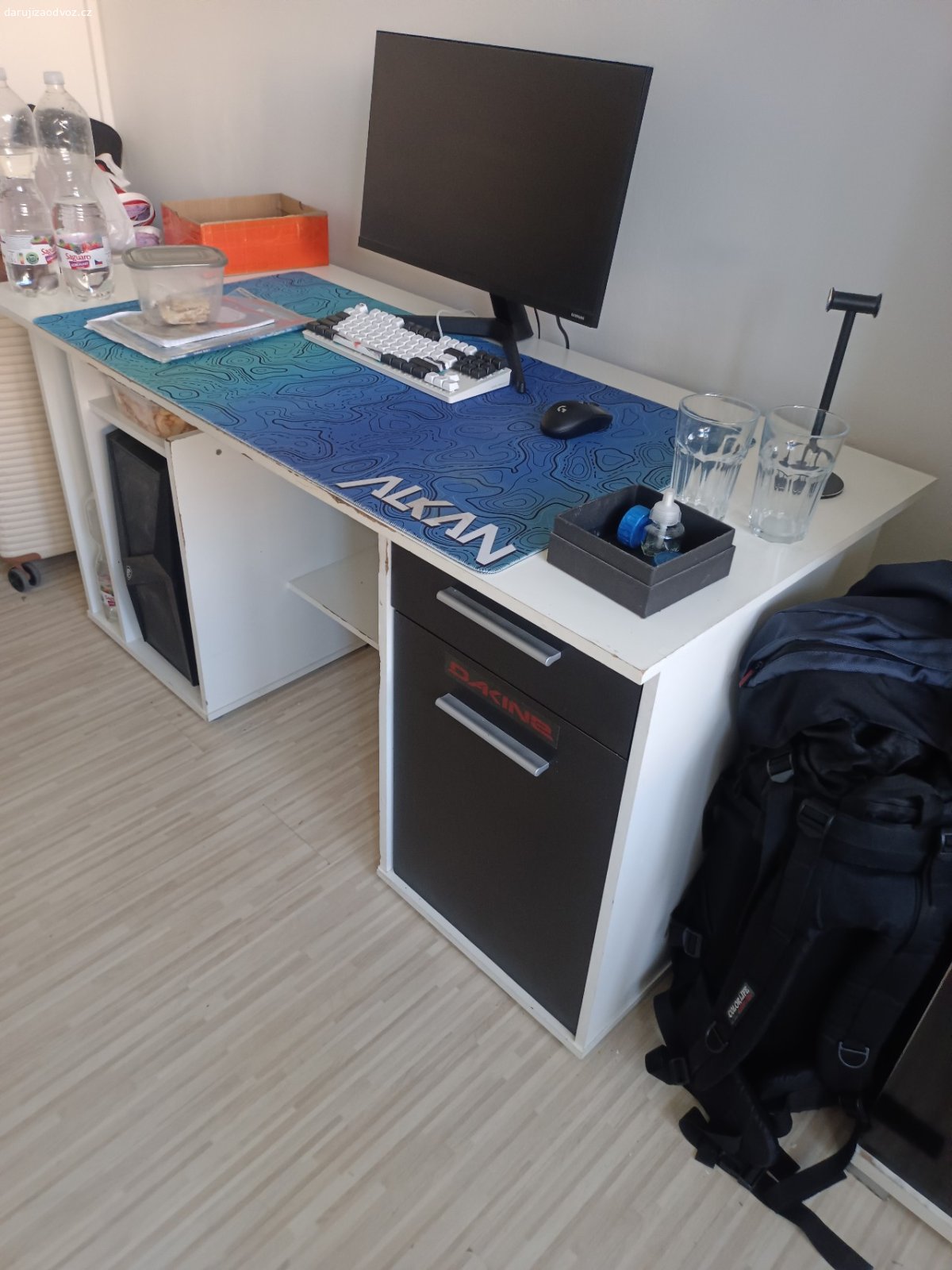 PC stůl a skříň. darujem za třeba čokoládu tento ještě slušný stůl a skříň na oblečení. předání po dohodě.
