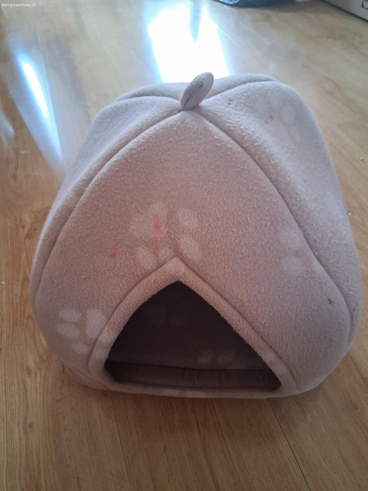 pelíšky pro kočku. posílám dále dva pelíšky pro kočku,moje se v tom nenaučil spát...nejraději spi na gauči...