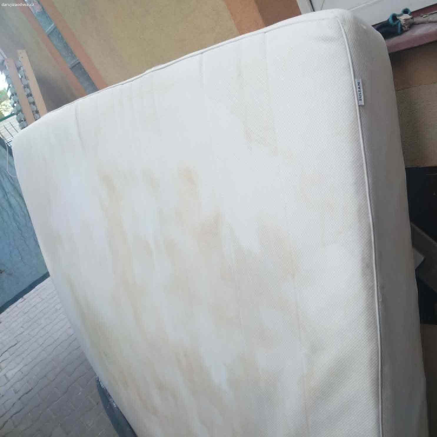 Pěnová matrace 160x200 cm vysoká 23, potah na zip. Daruji (jestli chcete něco přinést, tak třeba kávu Nescafé nebo velkou čokoládu, není podmínkou) pěnovou matraci na manželskou postel rozměr 160x200 cm, výška 23 cm, potah na zip - nestíhám vyprat - proto zdarma. Uvítám rychlé jednání - odvoz Praha 10-Strašnice