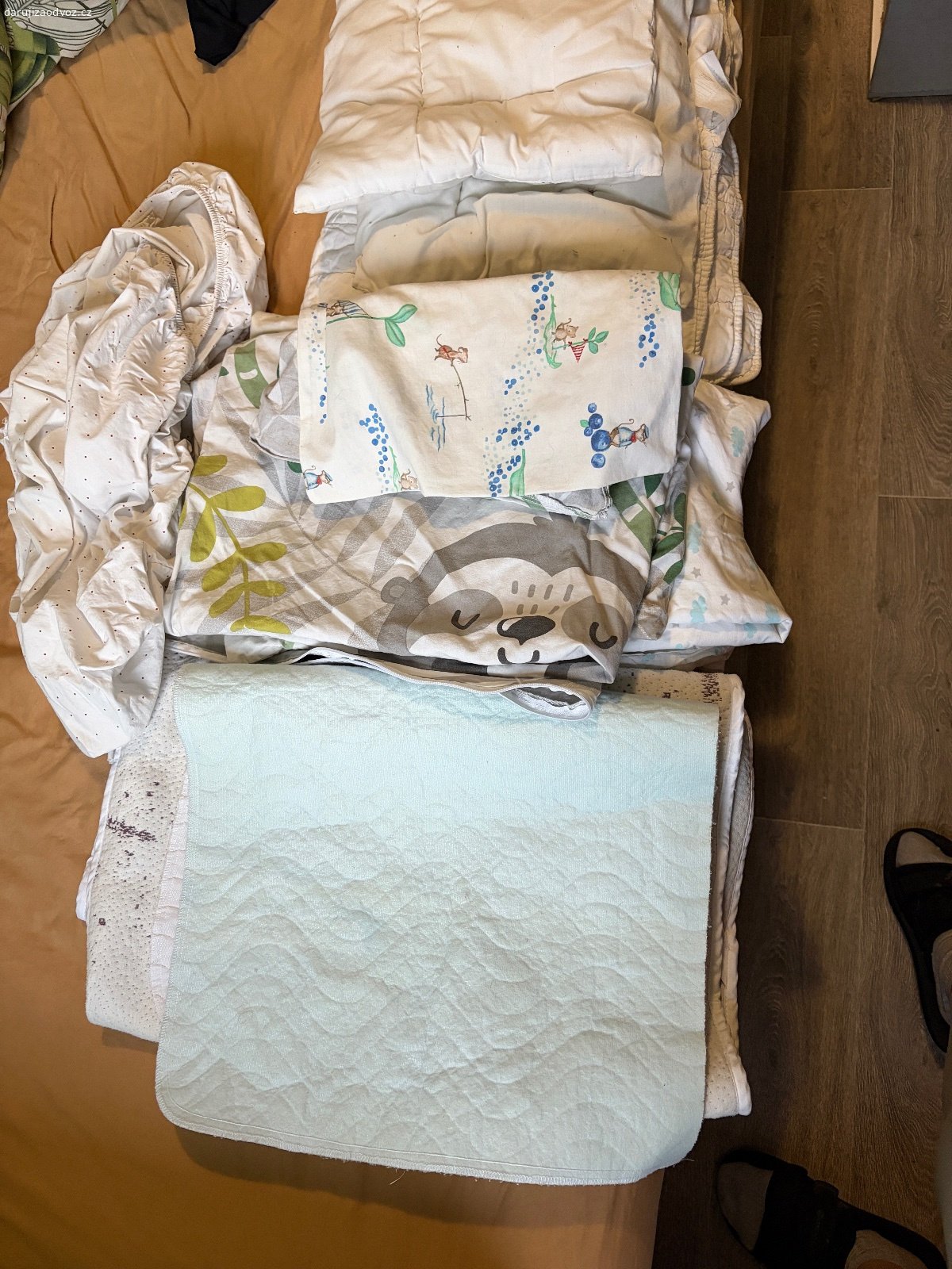 Peřina polštář povlečení do dětské postýlky. Povlečení, polštář deka, prostěradlo a podložky proti procurani